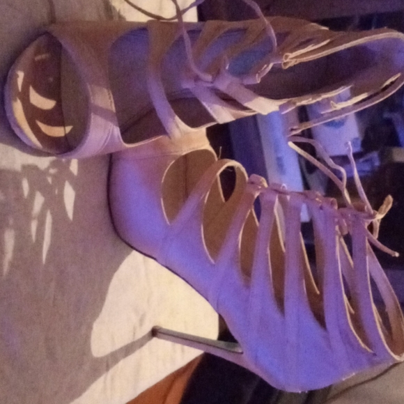 Woman's boot heel - Picture 3 of 8